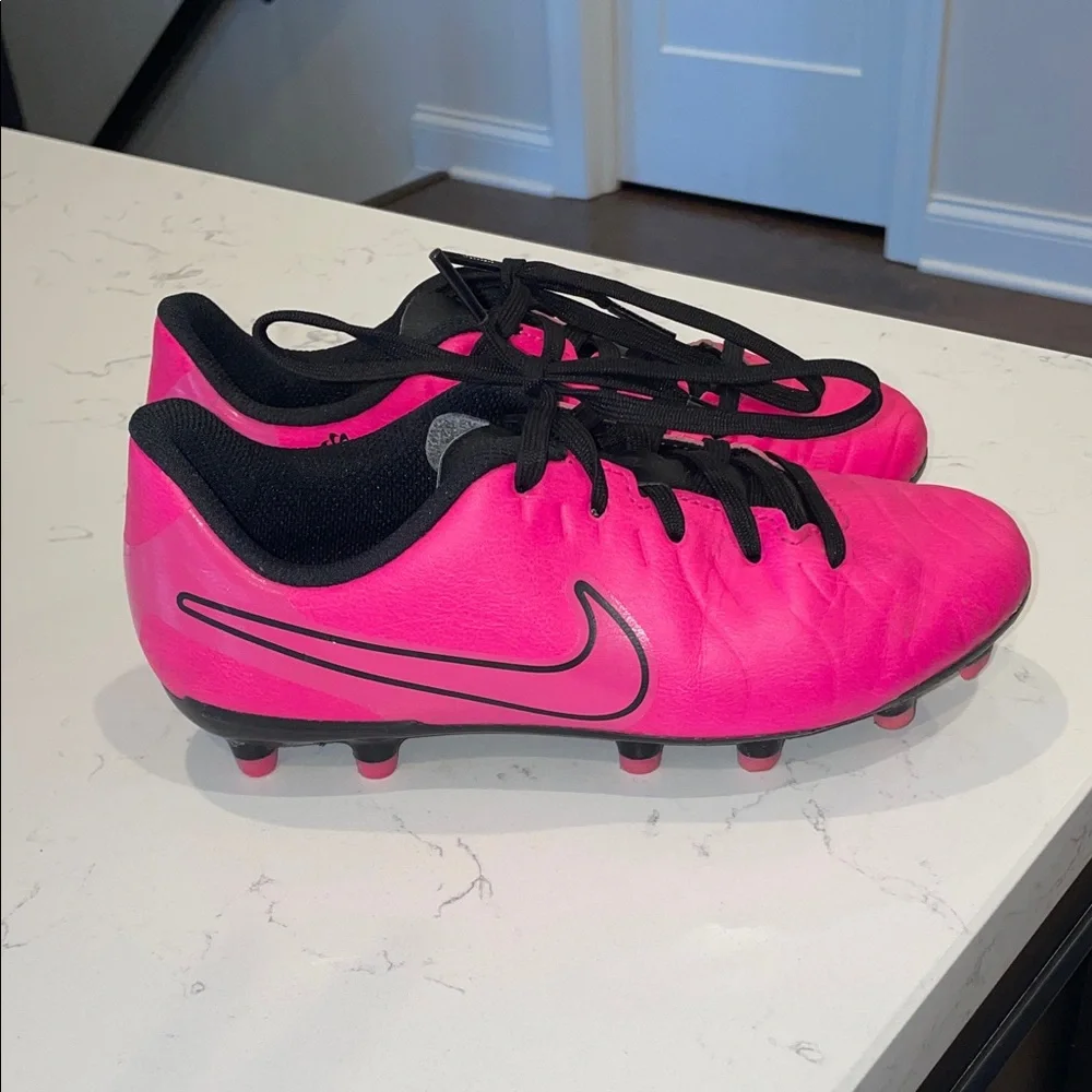 Nike Girls hot pink soccer cleats - Picture 3 of 6